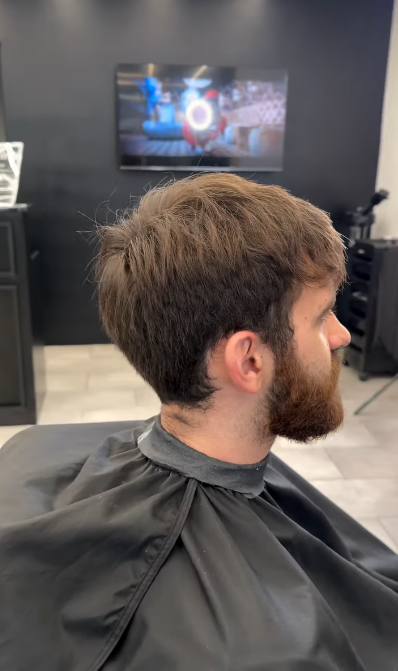 Vorher: längeres Haar vor dem Haarschnitt