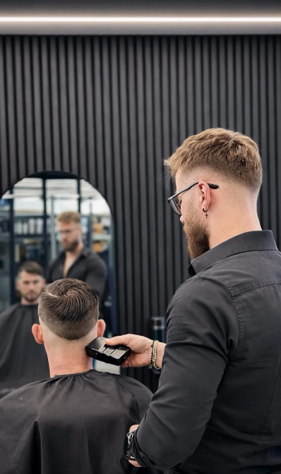 Präziser Haarschnitt im Salon