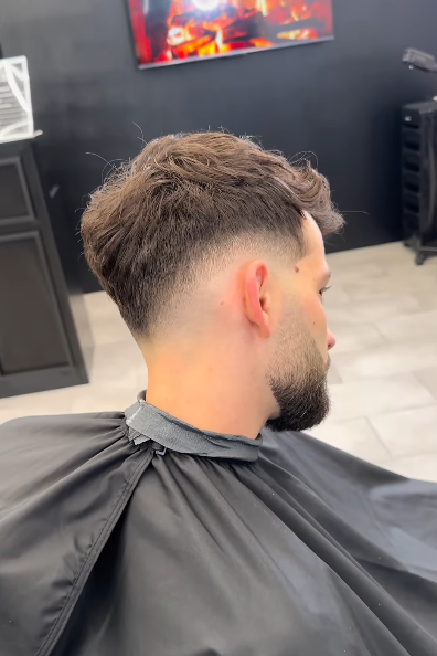 Mid Fade mit texturiertem Deckhaar und Vollbart