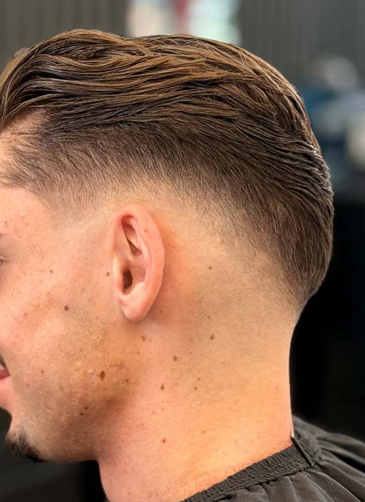 Low Fade mit nach hinten gestyltem Deckhaar