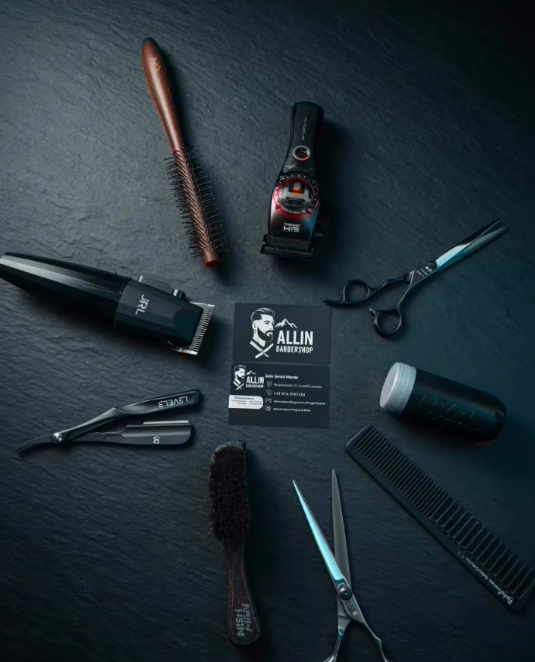 Barberwerkzeuge mit Haarschneidemaschine, Schere, Kämmen und Bürsten